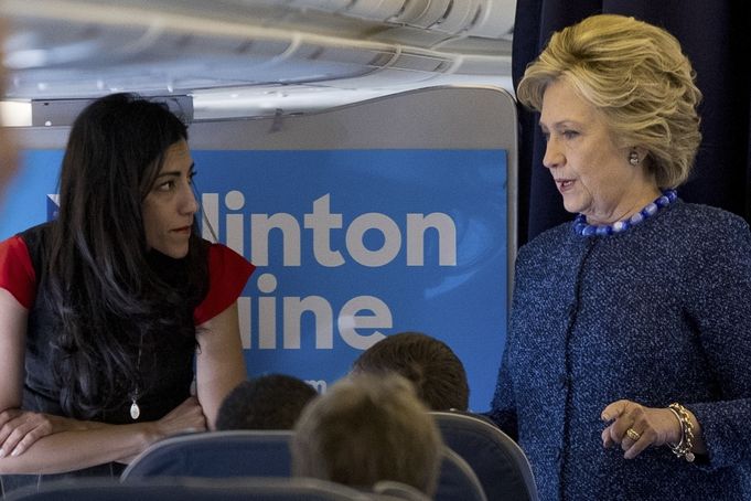 Hillary Clintonová se svou asistentkou Humou Abedinovou na palubě letadla ve White Plains v New Yorku