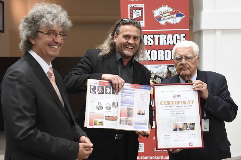 Jiří Novák (vpravo) převzal 25. května v Praze z rukou Luboše Rafaje (uprostřed) a Miroslava Marka (vlevo) z Agentury Dobrý den z Pelhřimova certifikát o vytvoření českého rekordu Nejstarší a nejdéle aktivní stenograf na světě.