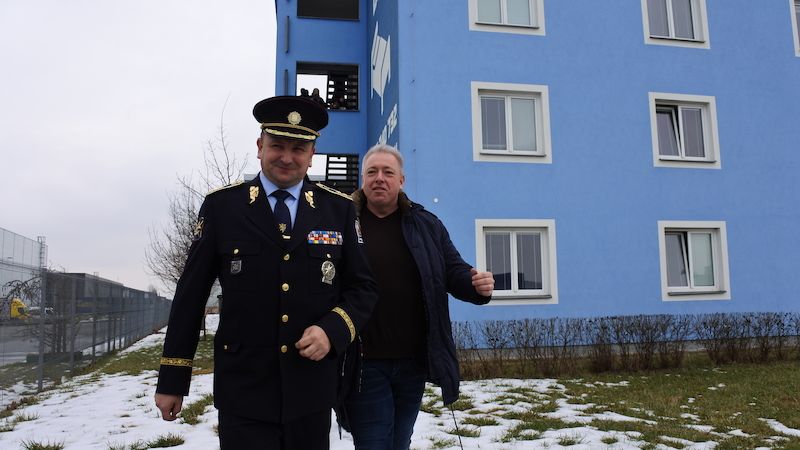 Policejní prezident Tomáš Tuhý s ministrem vnitra Milanem Chovancem na inspekci jedné z plzeňských ubytoven