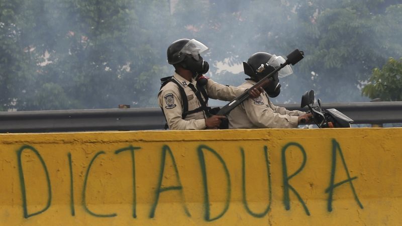 Venezuelští policisté během demonstrací v metropoli Caracasu.