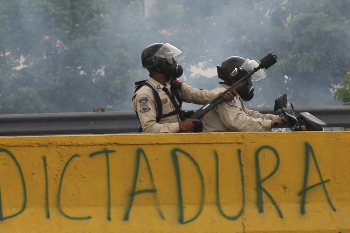 Venezuelští policisté během demonstrací v metropoli Caracasu.