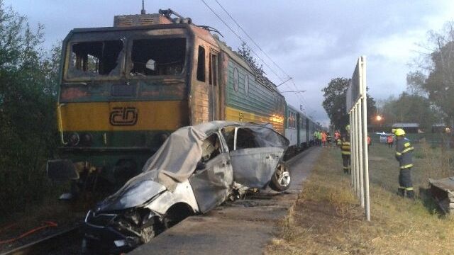 Dvoučlenná osádka Škody Octavia neměla šanci střet s vlakem a následný požár přežít.