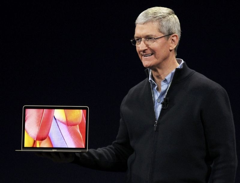 Tim Cook ukazuje nový MacBook