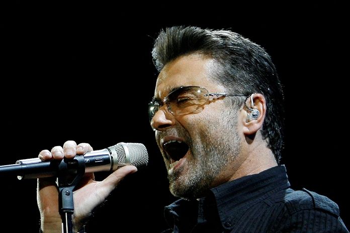 George Michael zachycený během svého koncertního turné v roce 2008