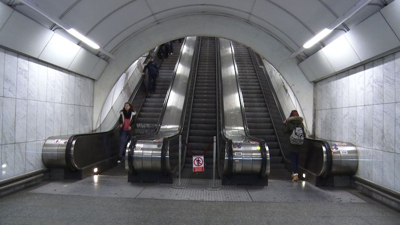 Část linky A pražského metra nejela kvůli poruše trakčního vedení