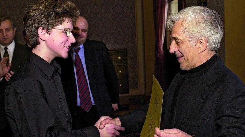 Legendární ruský klavírista a dirigent Vladimir Ashkenazy (z r. 2000) pomohl mladému virtuosovi na cestě za světovým úspěchem.