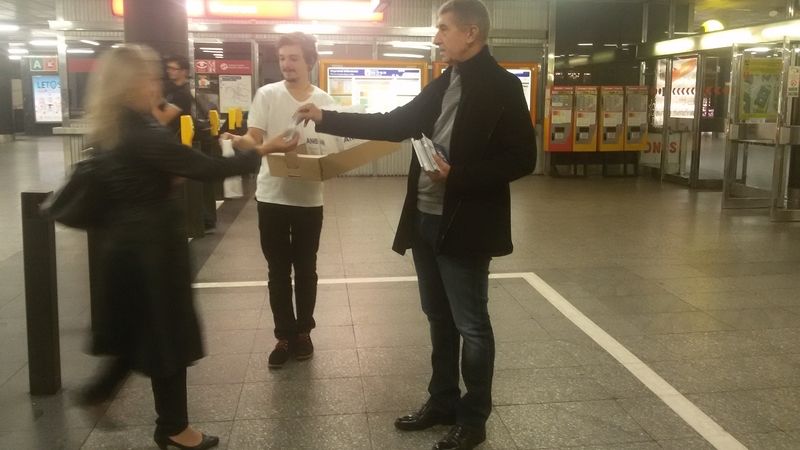 Spolu s koblihami dostali od ministra financí Andreje Babiše (ANO) cestující v metru letáčky o elektronické evidenci tržeb (EET).