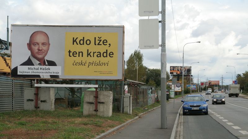 Billboard „Kdo lže, ten krade“ je umístěný například v brněnské Sokolově ulici.