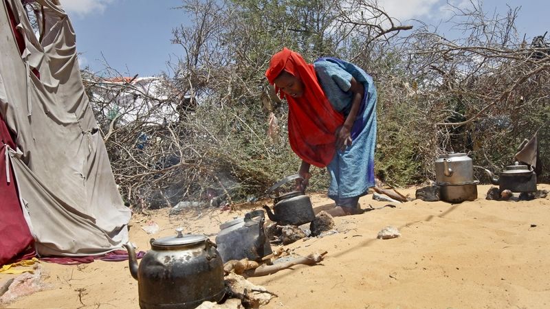 Dívka z jihu Somálska, která kvůli hladu utekla do tábora u Mogadiša 