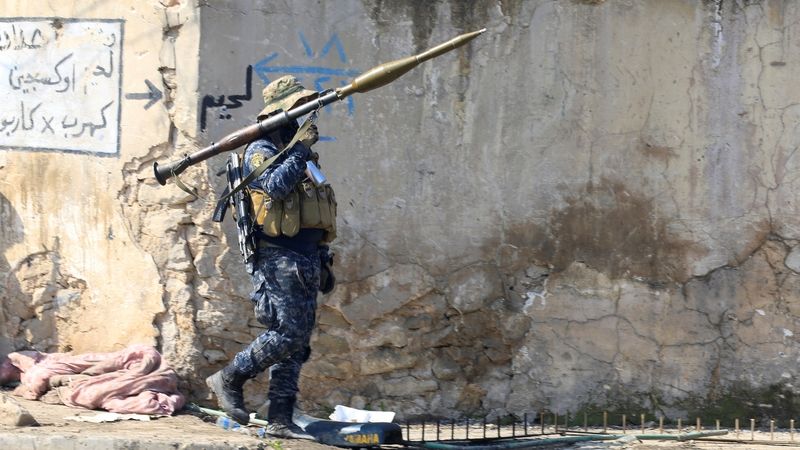 Příslušník irácké policie s RPG v ulicích Mosulu 
