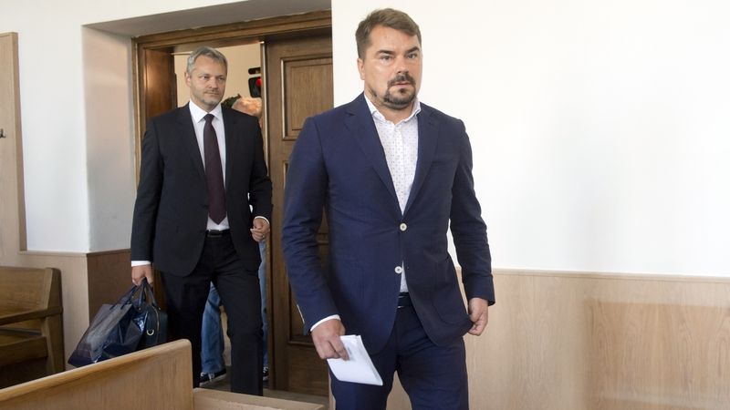 Marek Dalík přichází za doprovodu svého advokáta Vlastimila Rampuly k soudu