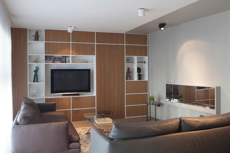 Obývací pokoj má jednu ze stran zcela zaplněnou obývací stěnou, do níž je zakomponovaná televize.