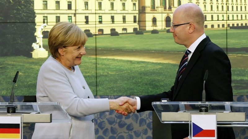 Premiér Bohuslav Sobotka a německá kancléřka Angela Merkelová během její minulé návštěvy v Praze.