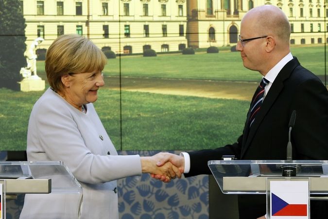 Premiér Bohuslav Sobotka si potřásl rukou s německou kancléřkou Angelou Merkelovou.