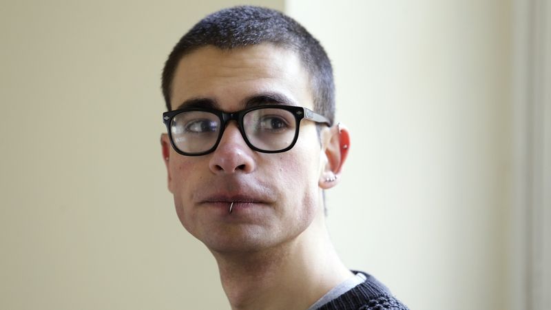 Ruský student Igor Ševcov při dubnovém jednání u pražského soudu