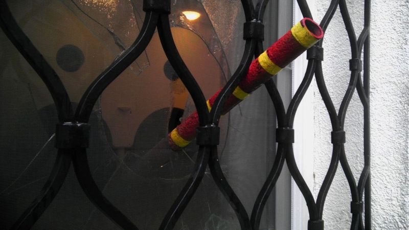 Železná tyč, kterou pachatelé prorazili okno do mešity.