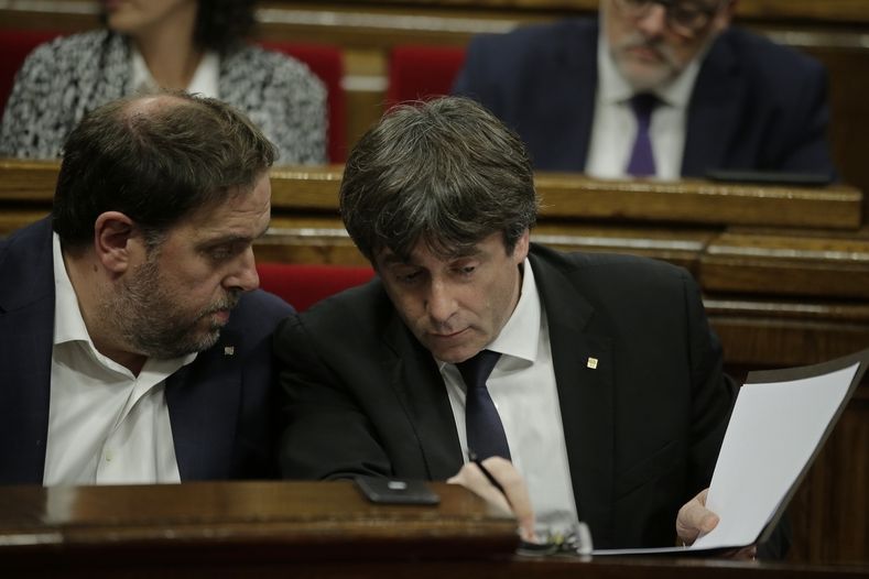 Katalánský premiér Carles Puigdemont (vpravo) a viceprezident Oriol Junqueras v katalánském parlamentu