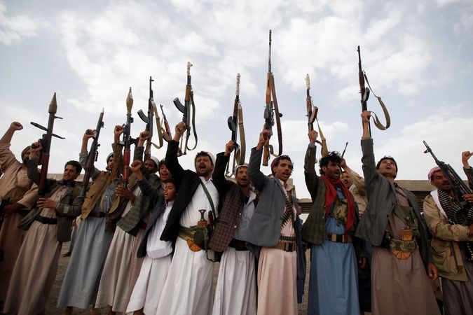 Jemenští Húsíové se svými zbraněmi 