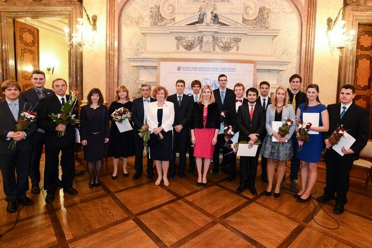 Ocenění vědci a studenti s ministryní školství Kateřinou Valachovou