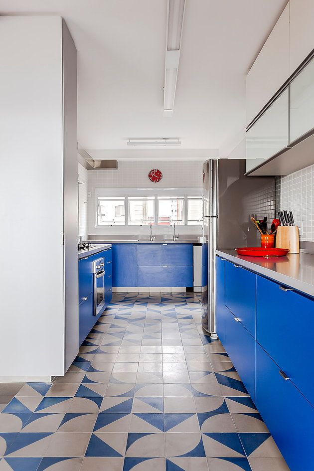 Kuchyň je laděna do kombinace bílé a modré barvy. Obě se pak objevují i na paletě barev použitých v části domácnosti, kterou obývá rodina.