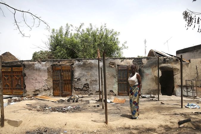 Žena ve městě Michika, které Boko Haram vypálilo, než je dobyla nigerijská armáda 