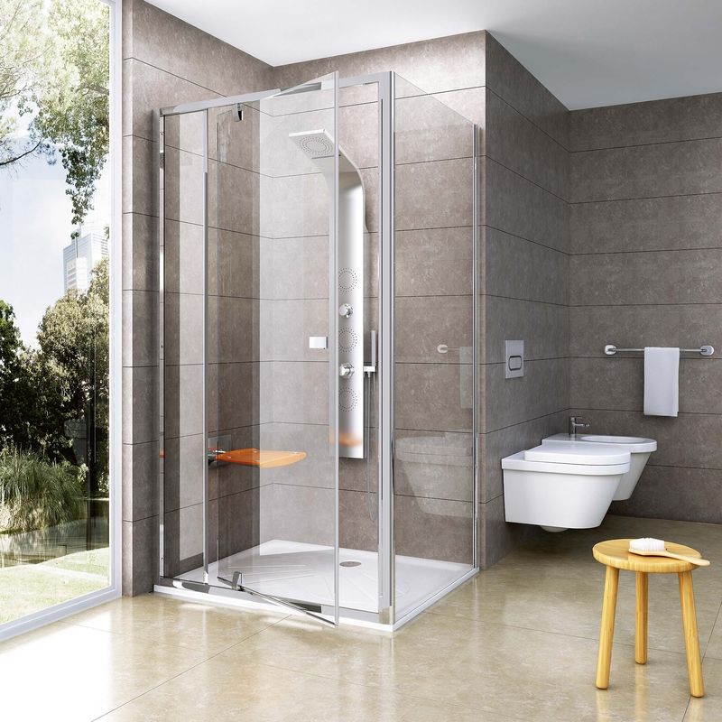 Elegantní sprchový kout s pivotovým otevíráním dveří, uvnitř praktické sklopné sedátko. 