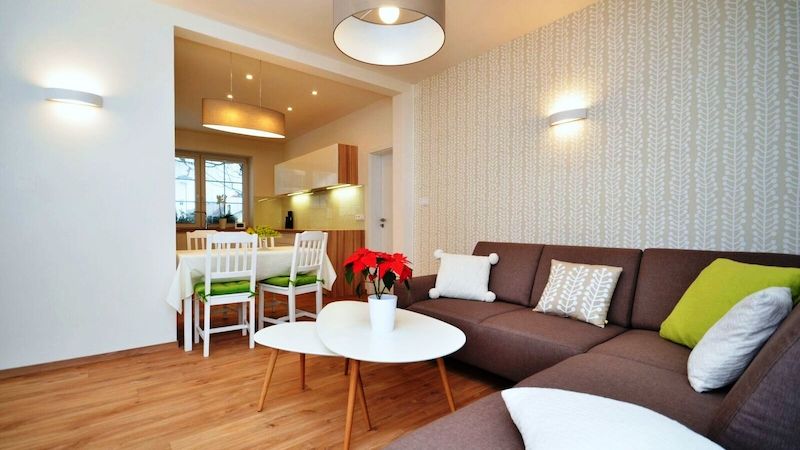 Zvětšením průchodu mezi kuchyní a obývacím pokojem vzniklo lepší propojení obou místností. 