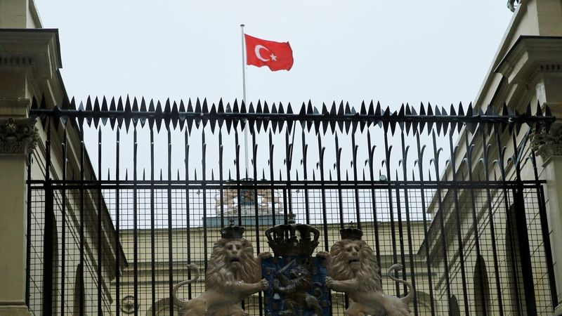 Turecká vlajka nad Nizozemským konzulátem v Istanbulu