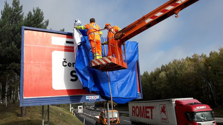 Pracovníci Ředitelství silnic a dálnic likvidují billboardy u dálnice D1.