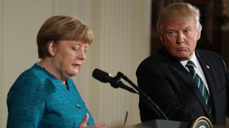 Donald Trump a Angela Merkelová během vystoupení před novináři. O konkrétní sumě měl Trump hovořit za zavřenými dveřmi.