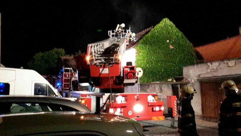 Hasiči zasahují u požáru rodinného domu v Přelouči.