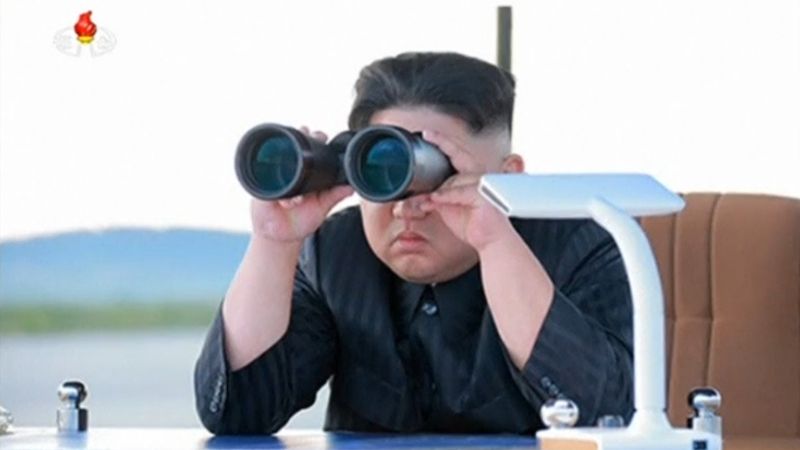 Kim Čong-un s dalekohledem 