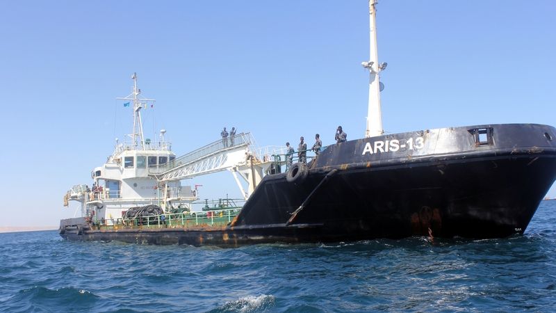 Tanker Aris-13 poté, co ho piráti opustili 