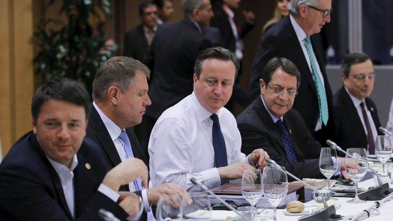Britský premiér David Cameron (uprostřed) na summitu EU v Bruselu