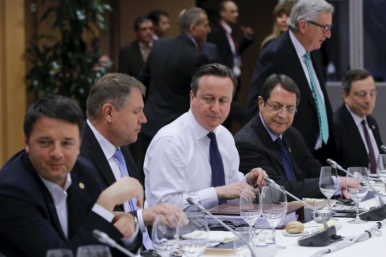 Britský premiér David Cameron (uprostřed) na summitu EU v Bruselu