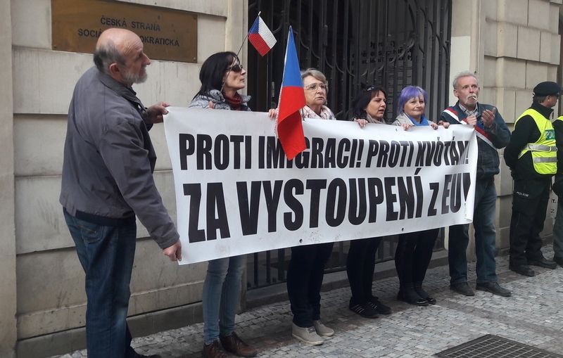Asi stovka lidí odpoledne v centru Prahy protestovala proti vládě, islamizaci a imigraci. Demonstranti prošli mj. kolem sídle ČSSD.