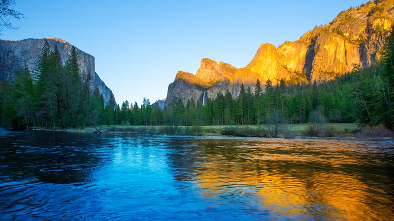 Yosemitský národní park je asi nejslavnější přírodní skvost státu Kalifornie.