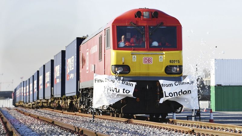 Trať o délce 12 tisíc kilometrů vlak překonal za plánovaných 18 dní. Z Číny do Londýna vezl hlavně oblečení.