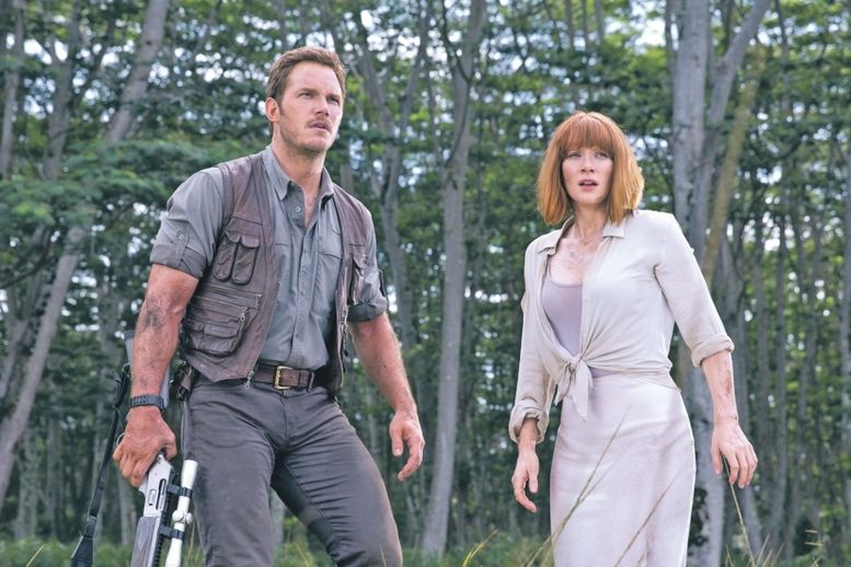 Chris Pratt a Bryce Dallas Howardová proti dinosaurům. 