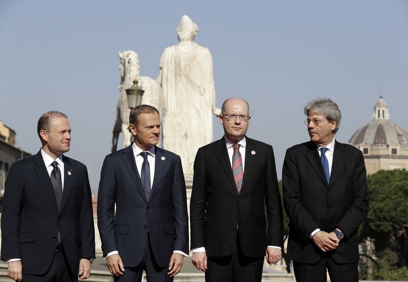 Zleva: premiér Malty Joseph Muscat, předseda Evropské rady Donald Tusk, premiér Bohuslav Sobotka a italský premiér Paolo Gentiloni před evropským summitem v Římě