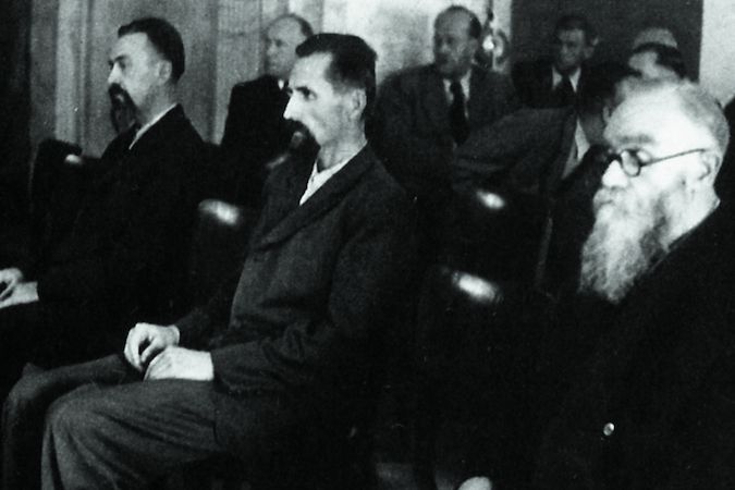 Soudní proces s představiteli české pravoslavné církve 3. září 1942 v Petschkově paláci. Zleva Václav Čikl, Vladimír Petřek a biskup Gorazd.
