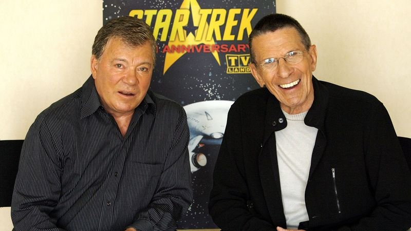 Kolegové ze Startreku William Shatner a Leonard Nimoy (vpravo) na fotografii z roku 2006
