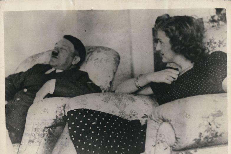 Hitler s Evou Braunovou. V prvních hodinách 29. dubna 1945 se stali manželi.