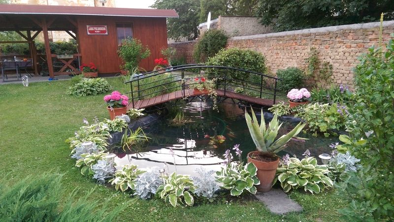 K posezení na zahradě přibyla vodní plocha, která zpříjemňuje prostředí vnitrobloku.
