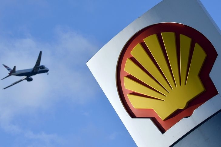 Letadlo přelétá nad čerpací stanicí Shell v Londýně.