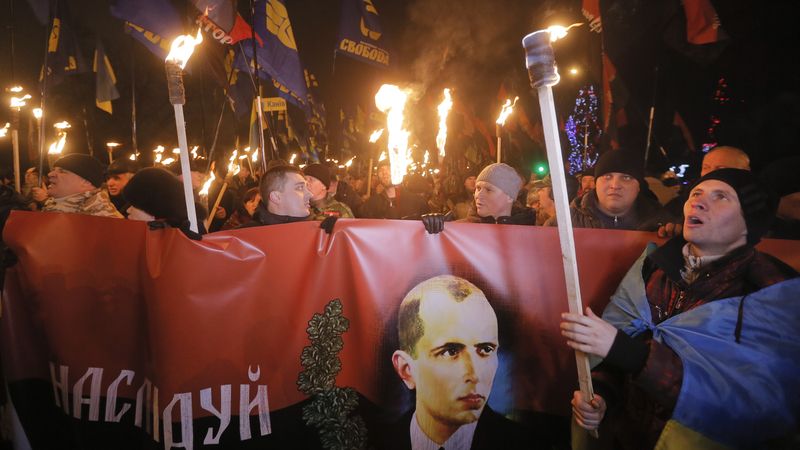 Ukrajinští nacionalisté s portrétem Stepana Bandery