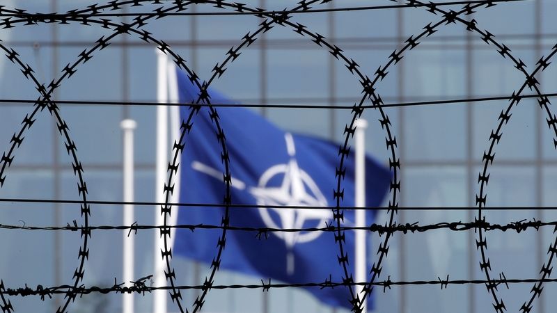 Korupční skandál v NATO. Policie zadržela pět lidí