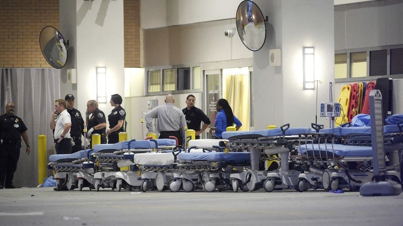 Záchranáři s nosítky u nemocnice v Orlandu čekají na příjezd raněných.