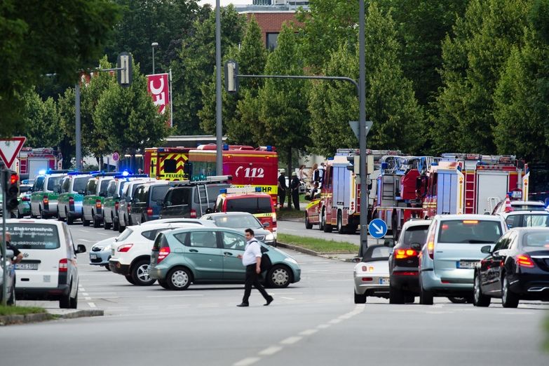 Policie a hasiči na místě střelby u OEZ v Mnichově