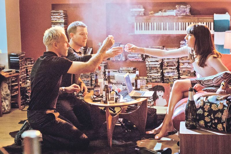 Ústřední trojice Trainspottingu 2. Zleva v popředí Jonny Lee Miller (alias Sick Boy) si připíjí s Ewanem McGregorem (hraje Marka Rentona) a Anjelou Nedyalkovou (Veronika).